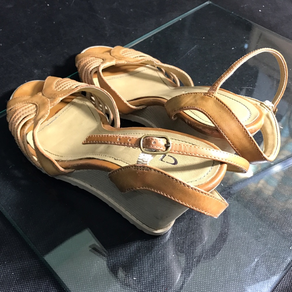 CL Chinese Laundry
T Strap Wedge Cork Platforms 9 - Picture 4 of 4