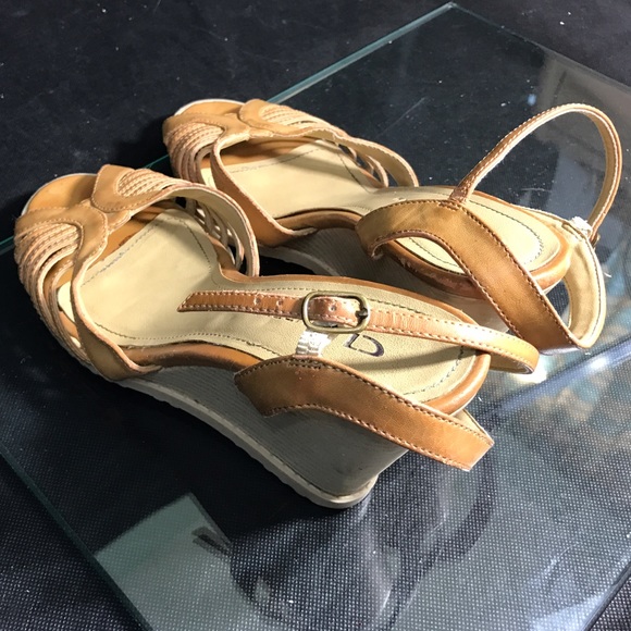 CL Chinese Laundry
T Strap Wedge Cork Platforms 9 - Picture 4 of 4