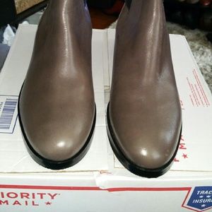 CLARKS 10(B) New w/o tags Taupe ankle boots