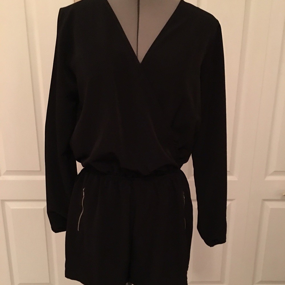 🎉One clothing long sleeve black romper🎉