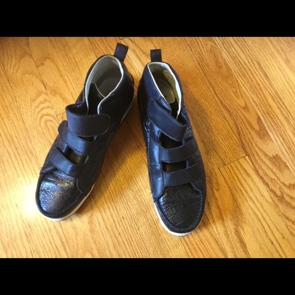 Men's size 8 or Women's size 9.5 Sneakers