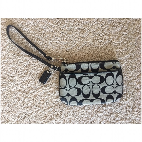 Coach Handbags - 💕 Coach Wristlet Like New
