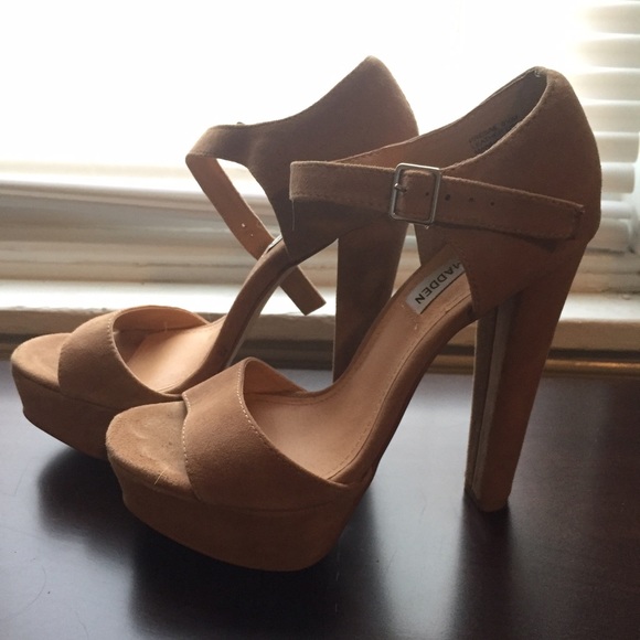 Steve Madden Shoes - Steve Madden nude suede heels