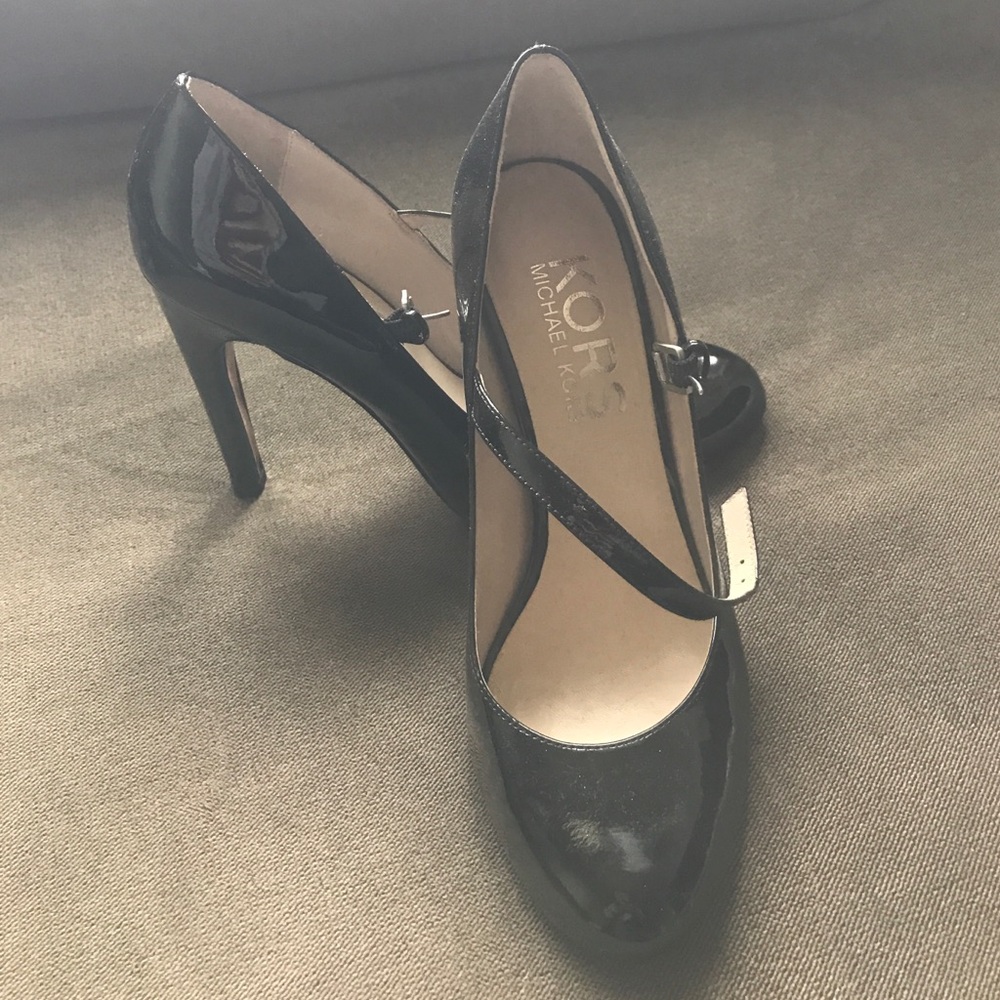 Gorgeous and timeless KORS Mary Jane heels!