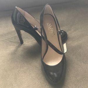 Gorgeous and timeless KORS Mary Jane heels!