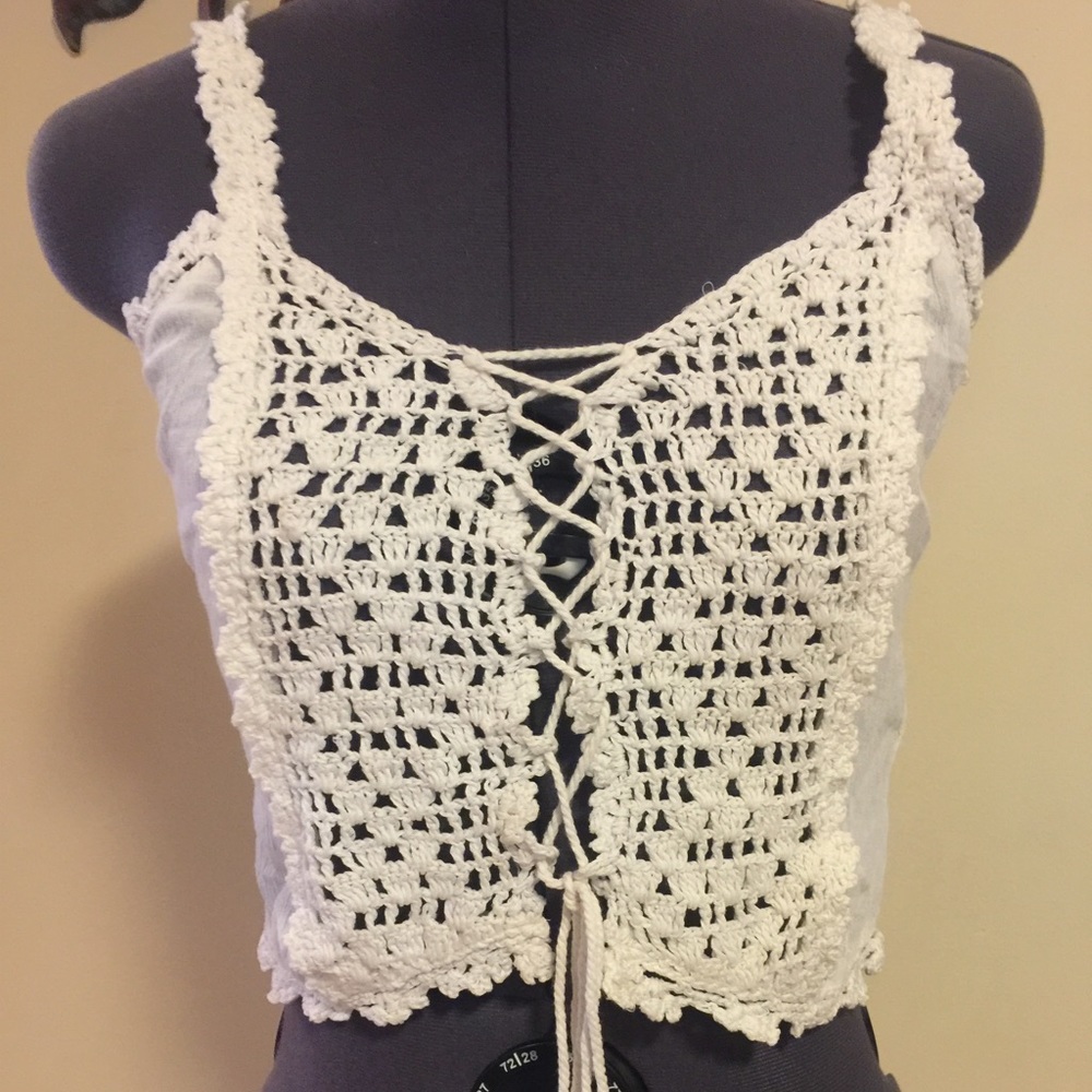 ⭐️NEW Lace up croshet front cream/white crop top S
