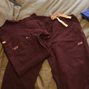 Iguana Med maroon scrub set xs.