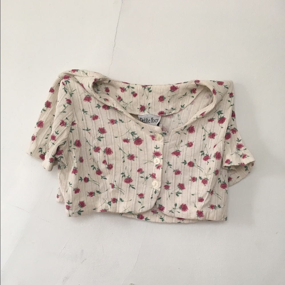 Short-sleeved Floral Buttoned Crop Top