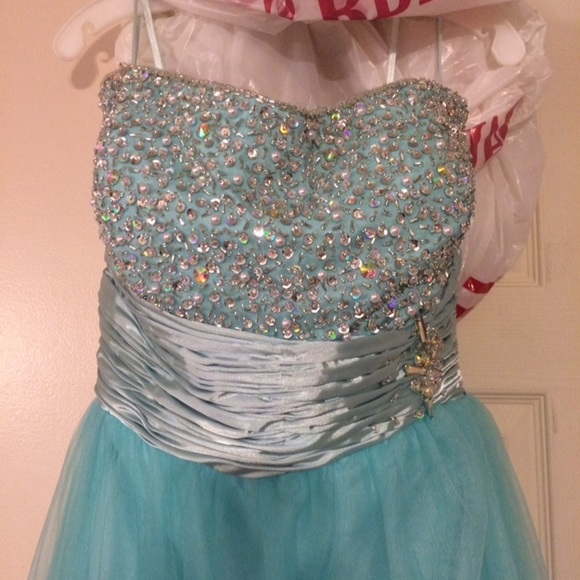 Prom dress - Picture 2 of 4