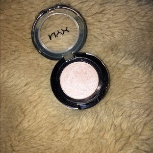 NYX Prismatic Eye shadow in "Girl Talk"