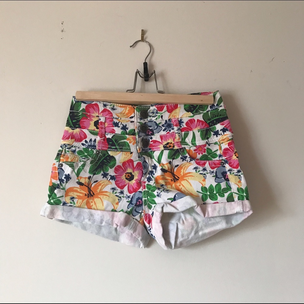 High Waisted Floral Denim Shorts 🌸