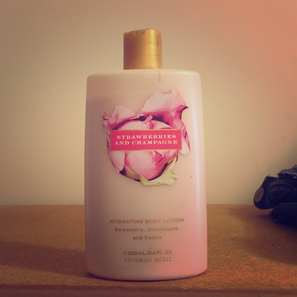 VS Strawberries and Champagne Lotion