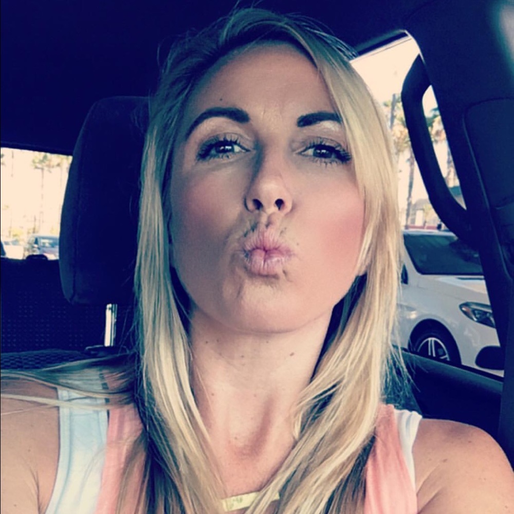 Hey! I'm Sasha! Come check out my closet!