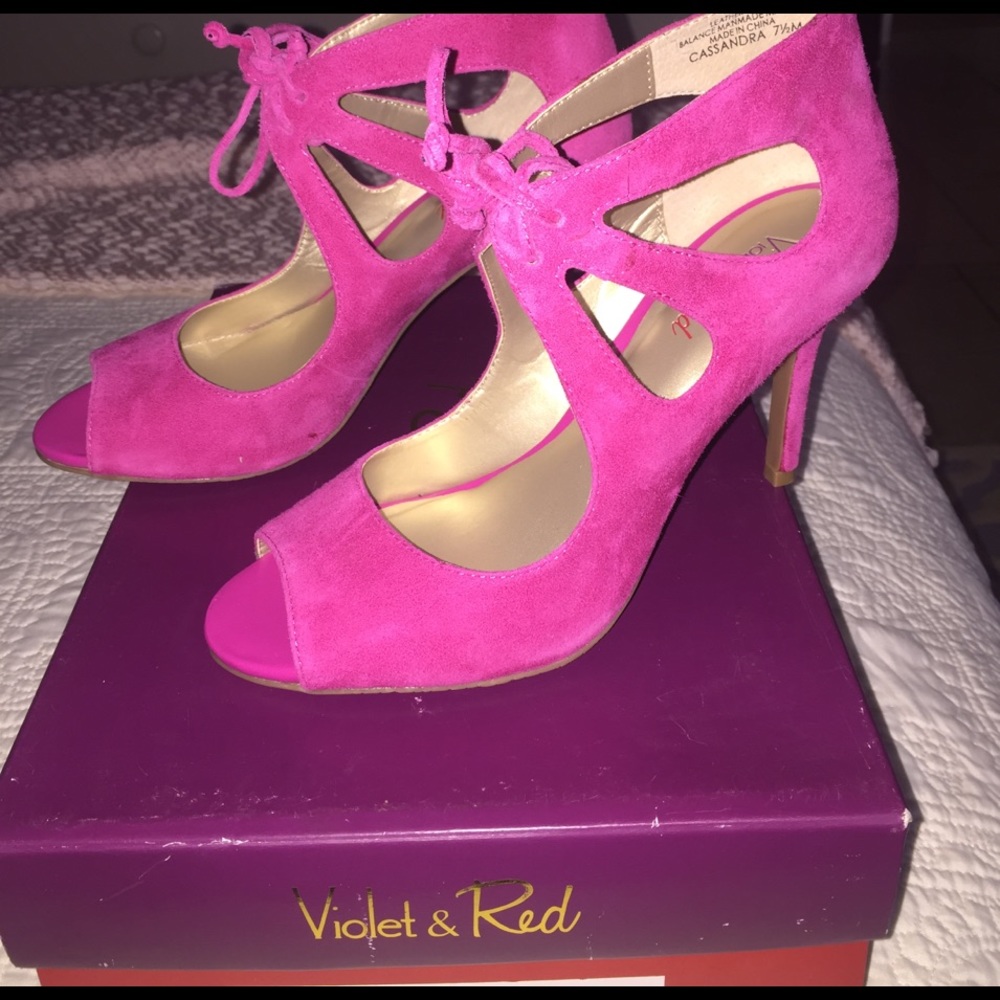 BRAND NEW PINK HEELS!