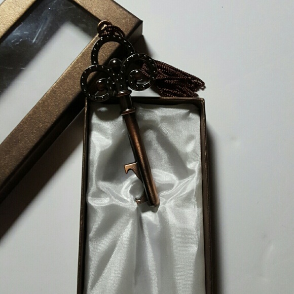 Antique looking Key charm beer bottle opener - Picture 2 of 2