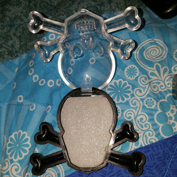 Hot Topic Silver Skull Eye Shadow - Picture 3 of 3