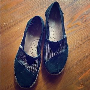 TOMS classic with partly transparent lace upper.