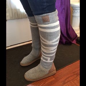 💕1 day Sale💕🎉Victoria's Secret PINK Mukluks🎉