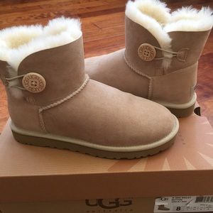 Ugg boots Mini Bailey Button Size 8 AUTHENTIC!