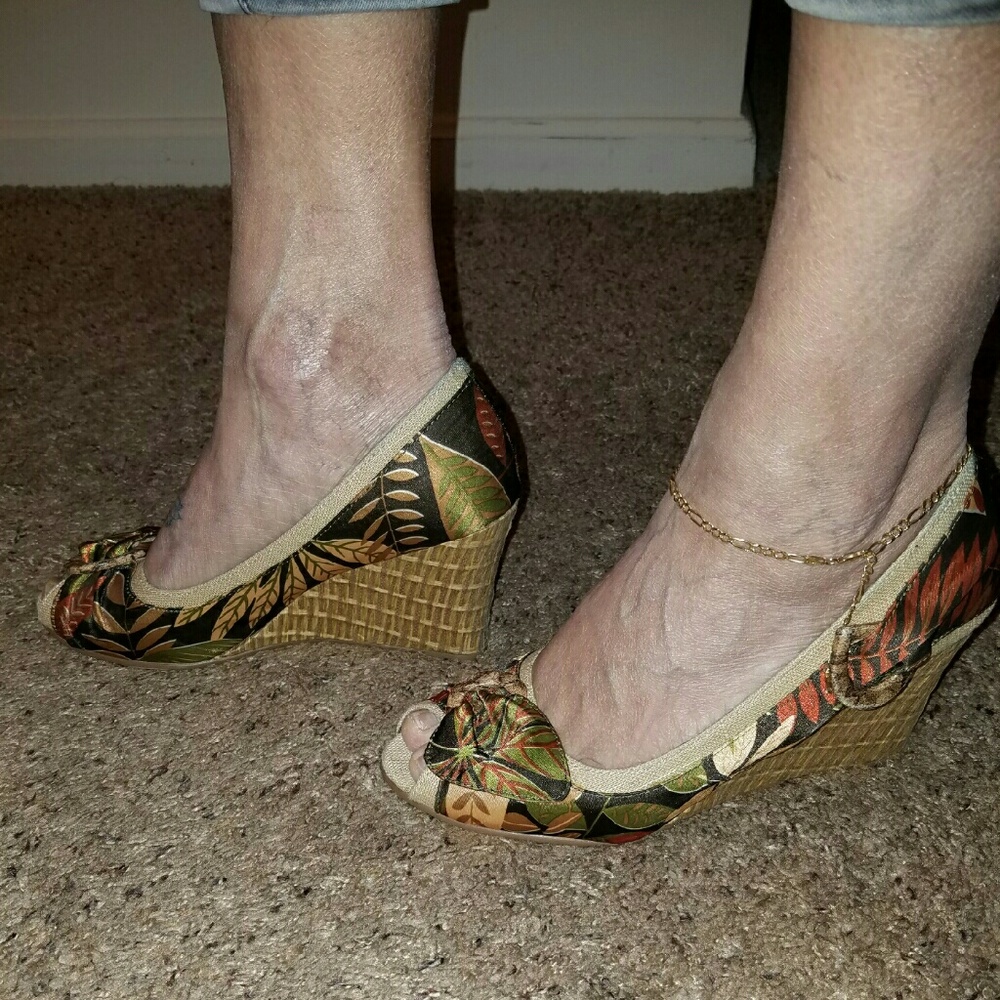 RESTRICTED 3 INCH WEDGE HEEL  see pics for designs