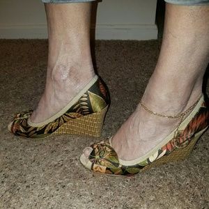 RESTRICTED 3 INCH WEDGE HEEL  see pics for designs