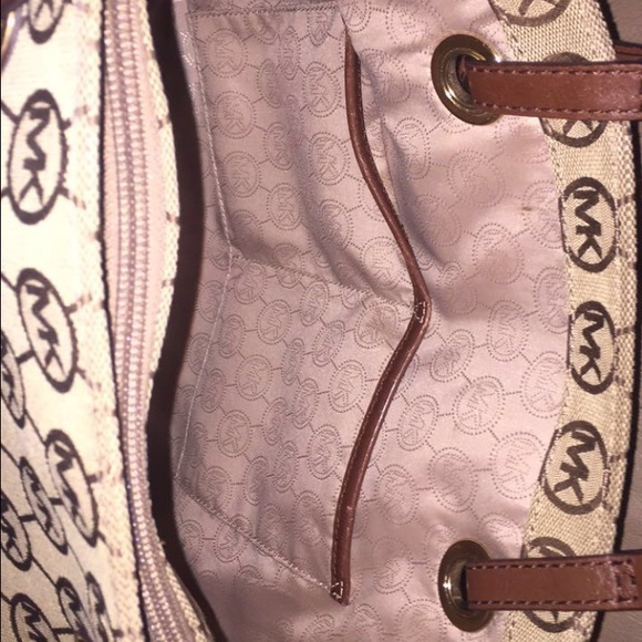 Michael Kors Jet Set Signature Tote - Picture 3 of 4