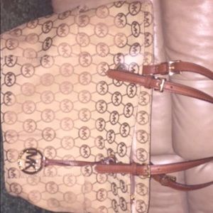 Michael Kors Jet Set Signature Tote