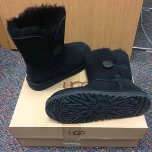 Bailey button black uggs
