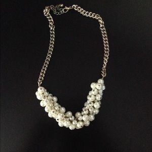 Elegant gold and pearl statement necklace