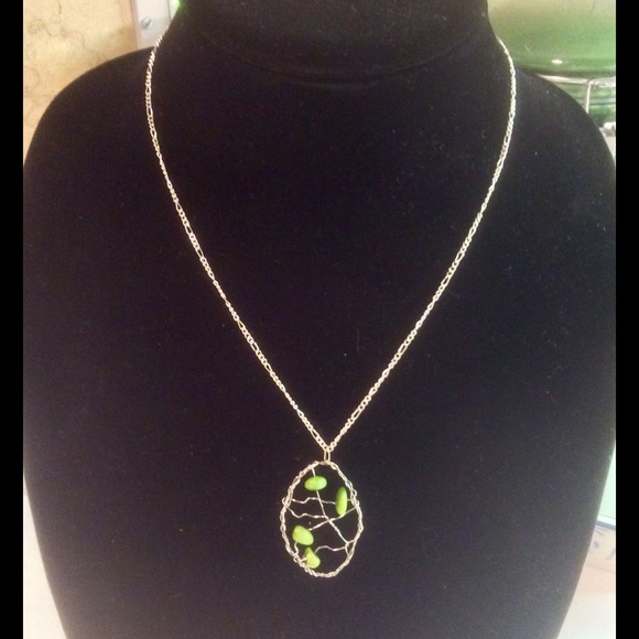 Elegant necklace with bead and wire pendant - Picture 1 of 1