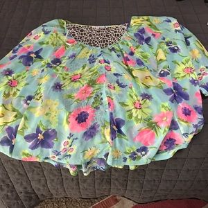 Spring print color shirt with open back