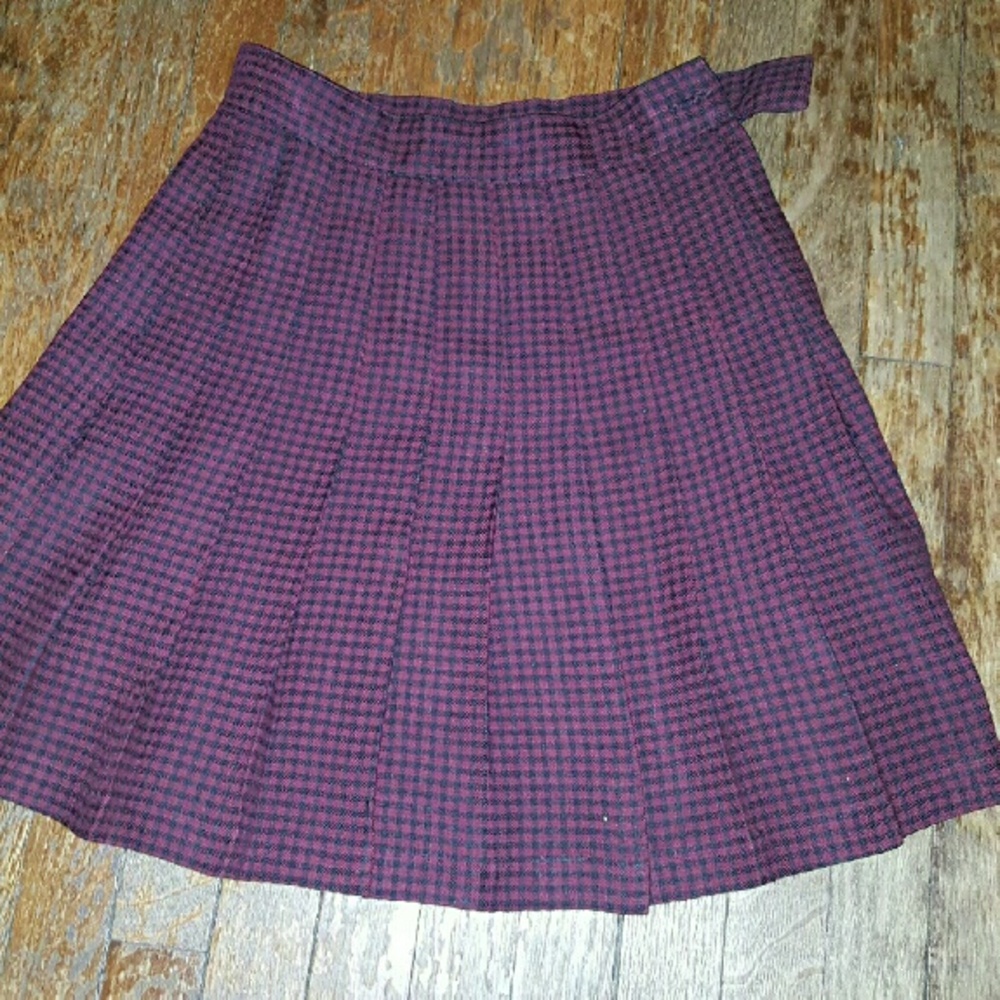 High waisted pleated skirt