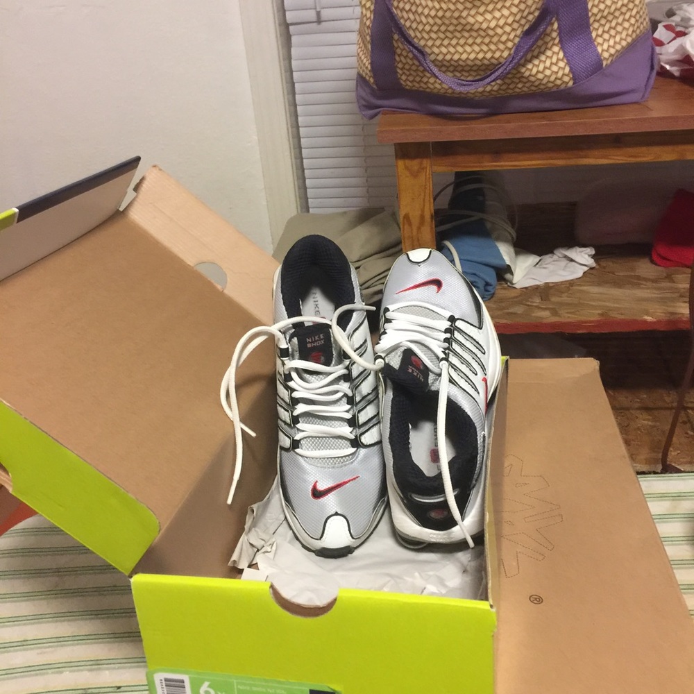 Nike shox size 6 in boys..