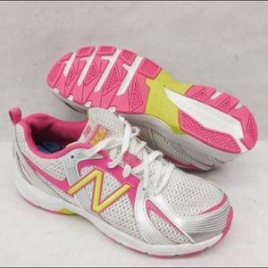 NEW BALANCE SILVER ATHLETIC MESH RUNNING SHOES 6