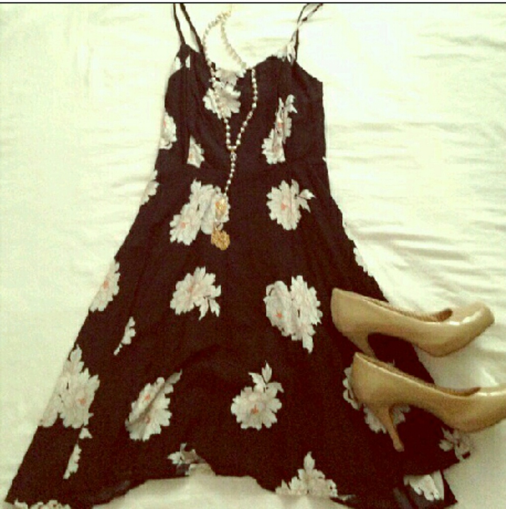Cute black/white flower dress!