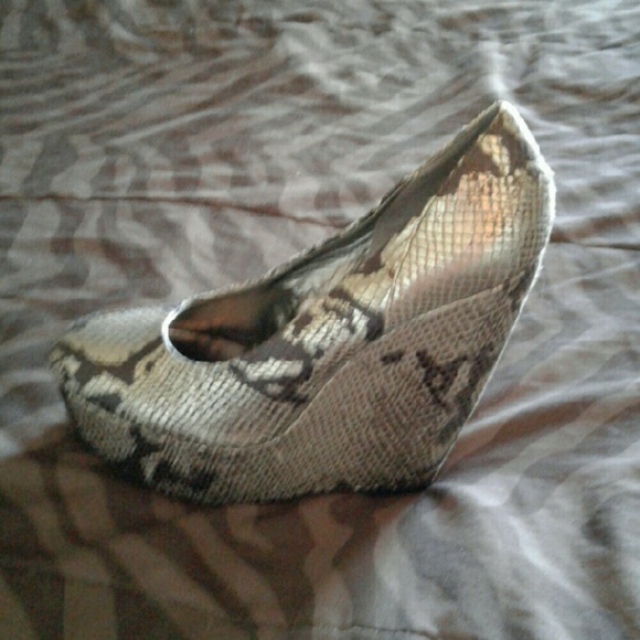 Carlos Santana silver/black python wedges - Picture 2 of 3