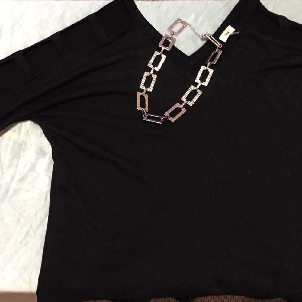 LAST DAY ‼️Black 3/4 cutout sleeve shirt