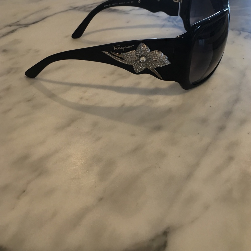 Ferragamo sun glasses