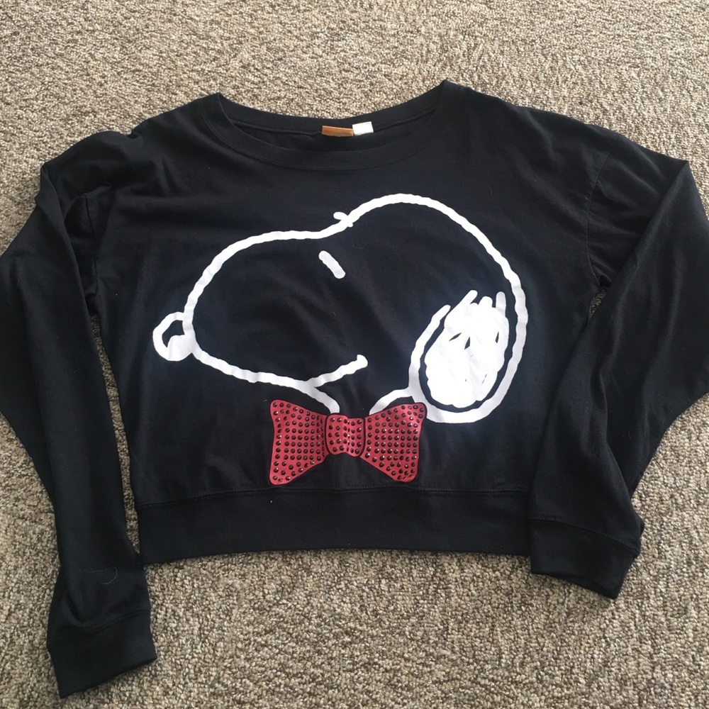 Cute black long sleeve snoppy crop top shirt