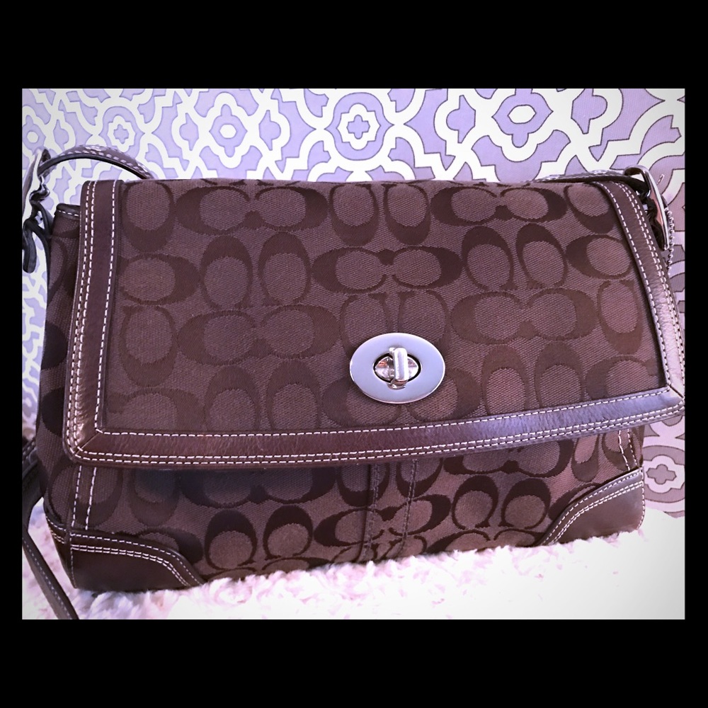 Large Cross-body Coach♦️SOLD ♦️