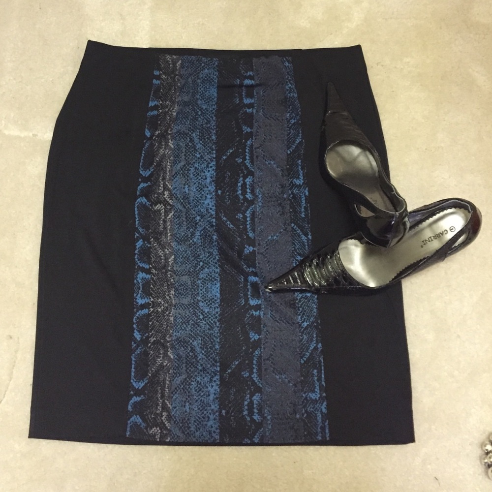 💥Clearance!! Black/blue snake print skirt.
