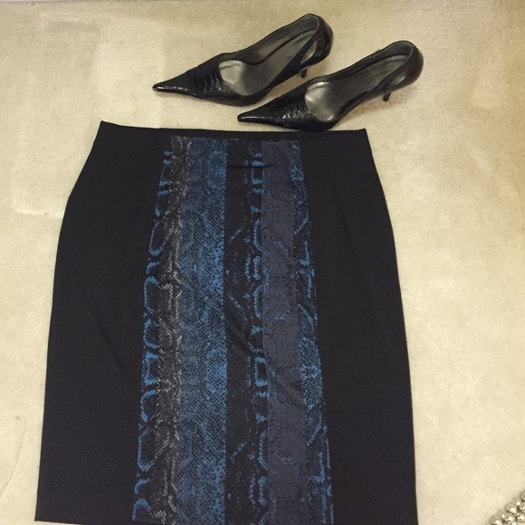 💥Clearance!! Black/blue snake print skirt. - Picture 2 of 3