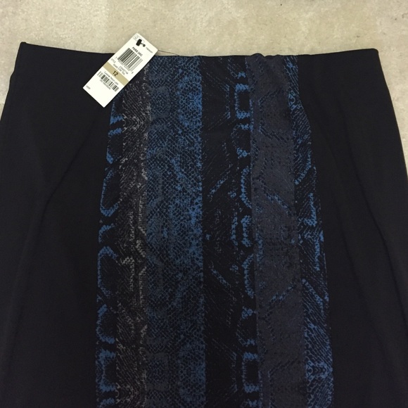 💥Clearance!! Black/blue snake print skirt. - Picture 3 of 3