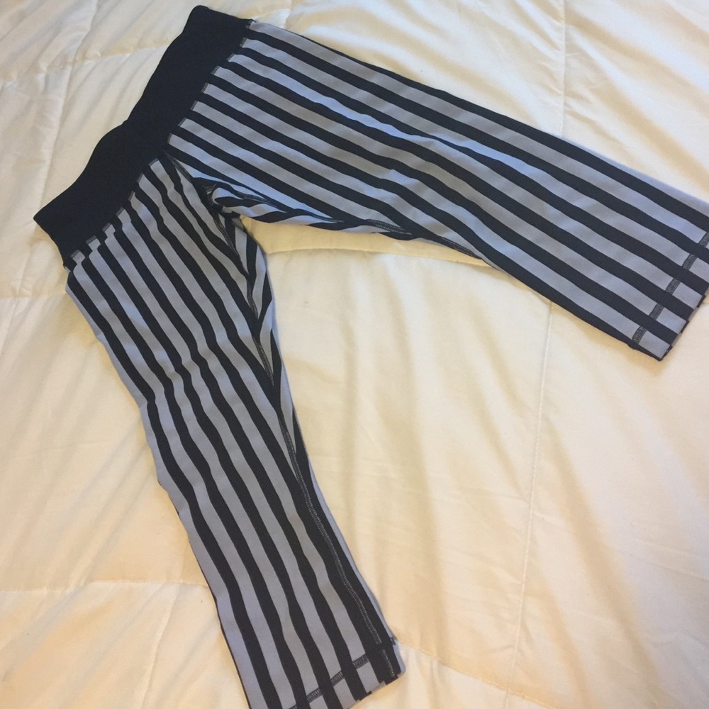 Lululemon sz 6 light purple n black cropped pant