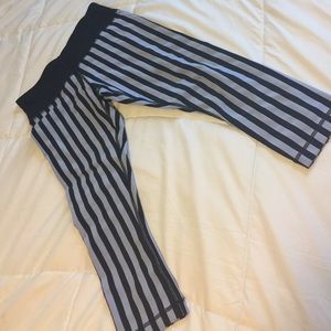 Lululemon sz 6 light purple n black cropped pant