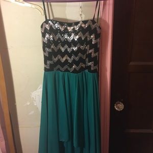 A very nice formal dress in the size 3/4.