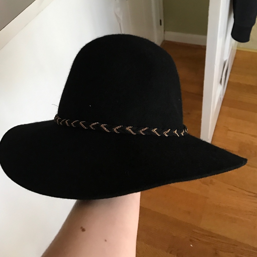 Black wide brimmed hat
