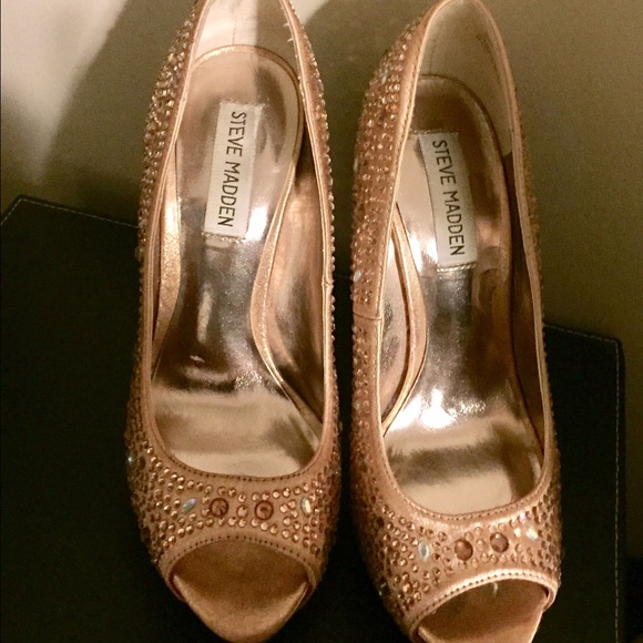 Pink studded dress shoe. Like New!!! - Picture 2 of 3