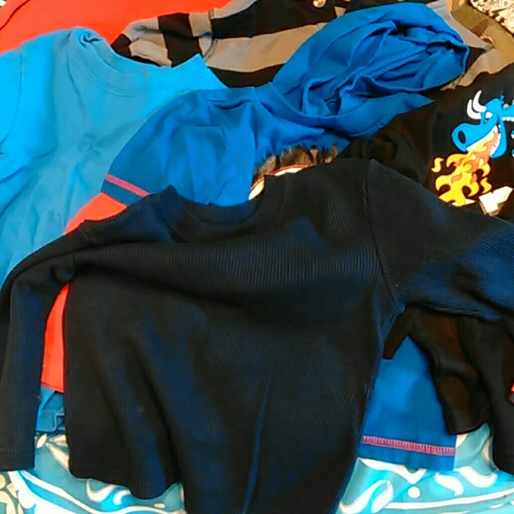 ❤-SOLD-❤2T lot of long sleeve and thermal shirts - Picture 4 of 4