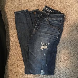 Distressed high-rise jegging
